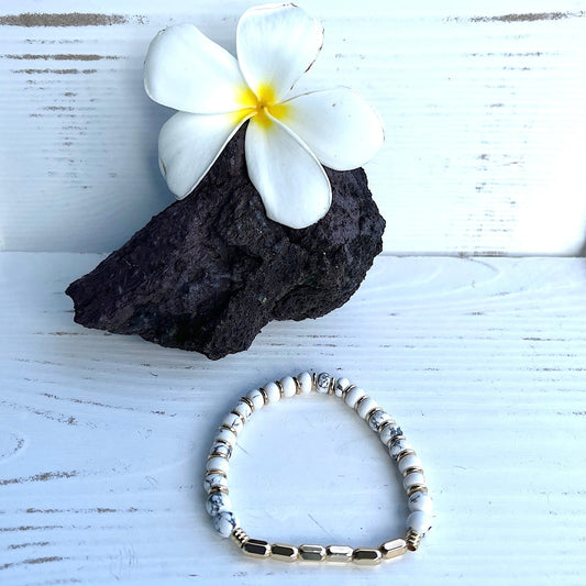 Natural Stone White Howlite & Gold Bead Bracelet